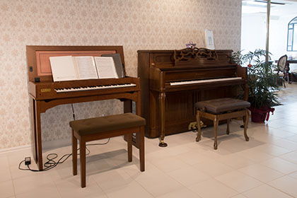 チェンバロ（左）とピアノ（右）